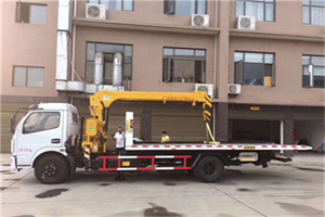 德令哈附近汽车轮胎更换